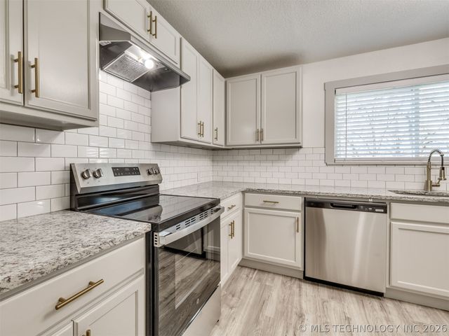 1300 N McKinley Avenue, Sand Springs, OK 74063