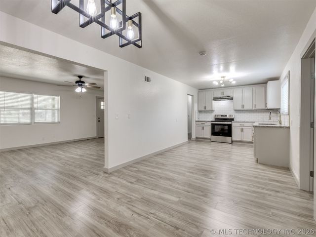 1300 N McKinley Avenue, Sand Springs, OK 74063