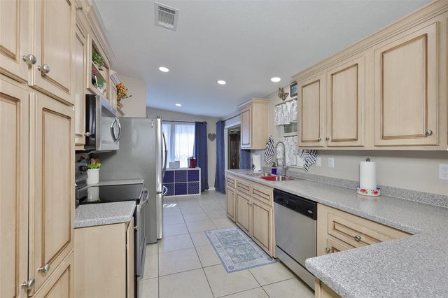 37041 NEUKOM AVENUE, Zephyrhills, FL 33541