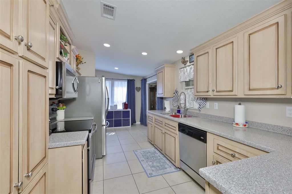 Image 5 of property listing at 37041 NEUKOM AVENUE, Zephyrhills, FL 33541