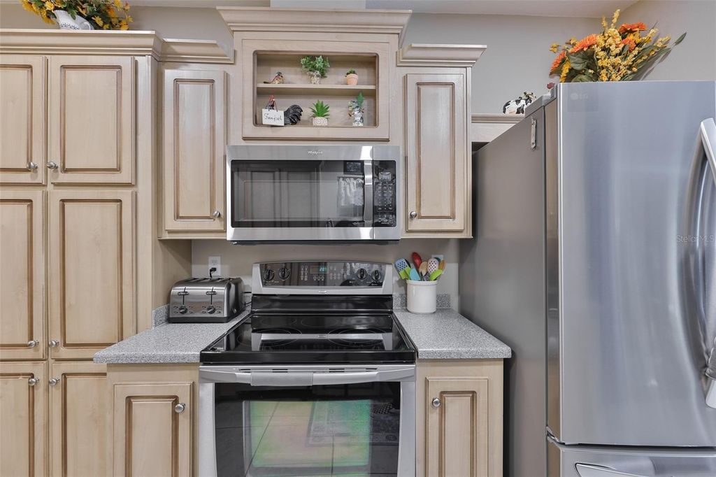 Image 6 of property listing at 37041 NEUKOM AVENUE, Zephyrhills, FL 33541