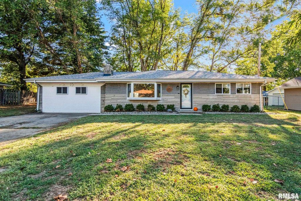 1 BIRCH Drive, Chatham, IL 62629