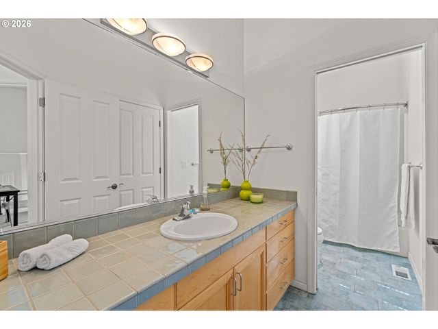 1616 Nw FOLEY Ct, Portland, OR 97229