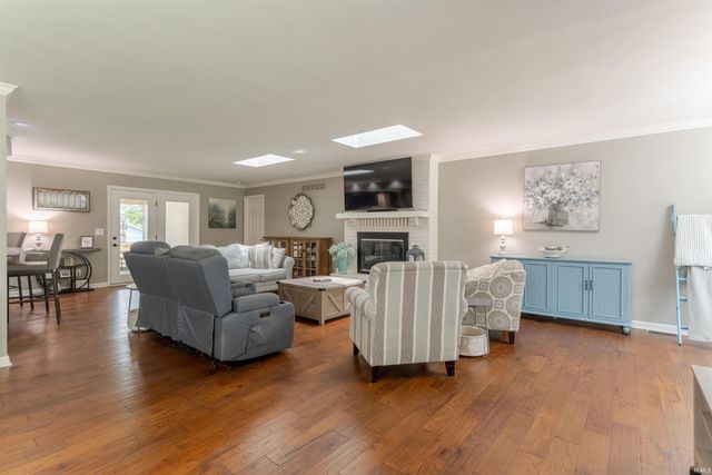 8216 BERRY Drive, Evansville, IN 47710