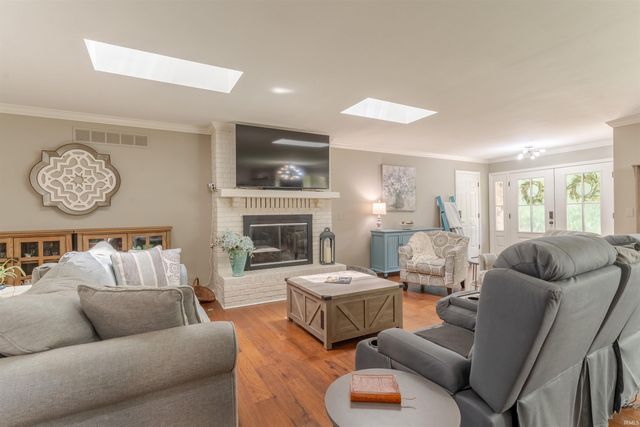 8216 BERRY Drive, Evansville, IN 47710