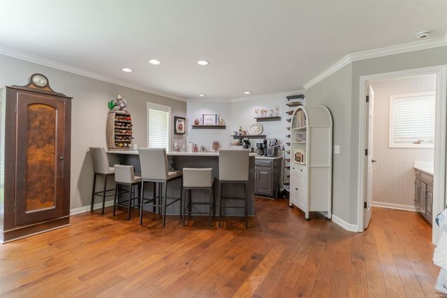 8216 BERRY Drive, Evansville, IN 47710