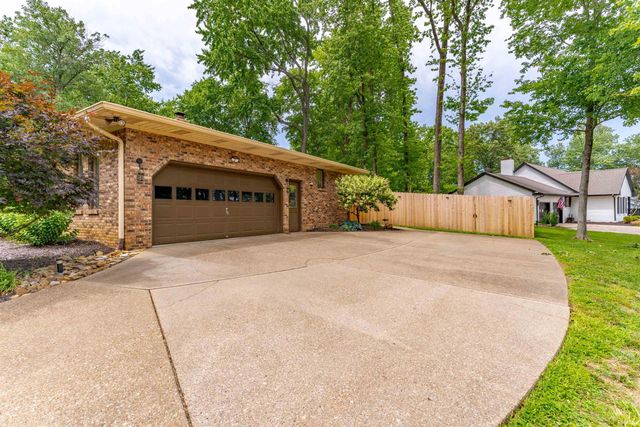 8216 BERRY Drive, Evansville, IN 47710