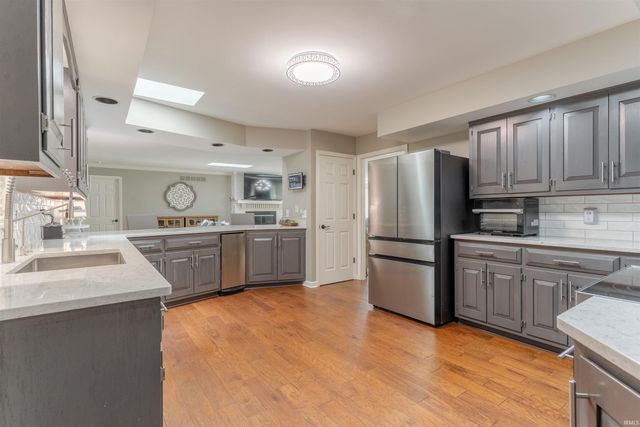 8216 BERRY Drive, Evansville, IN 47710
