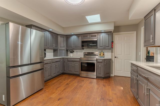 8216 BERRY Drive, Evansville, IN 47710