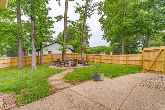 8216 BERRY Drive, Evansville, IN 47710