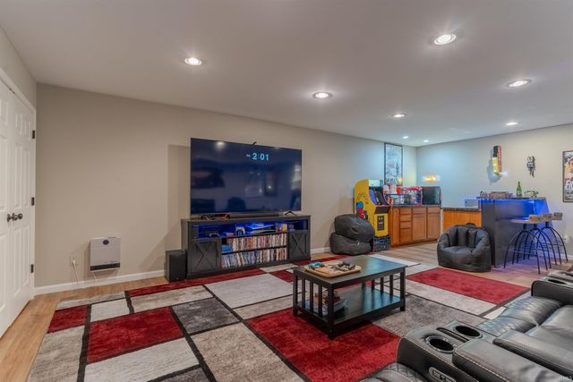 8216 BERRY Drive, Evansville, IN 47710