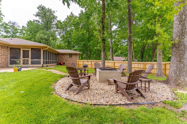 8216 BERRY Drive, Evansville, IN 47710