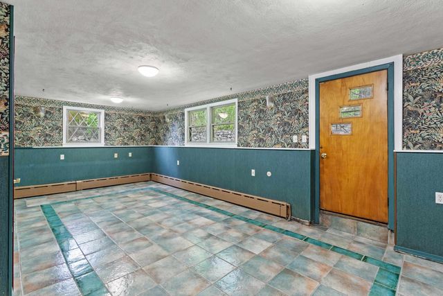 33 High Ridge Road, Manchester, NH 03104