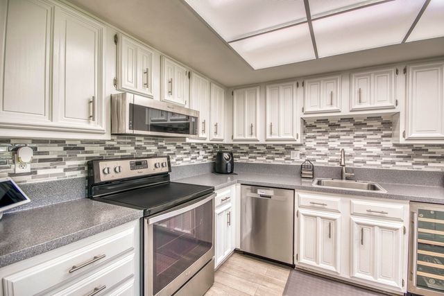 5350 Woodland Lakes Drive 311, Palm Beach Gardens, FL 33418