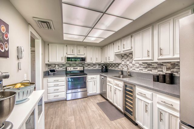 5350 Woodland Lakes Drive 311, Palm Beach Gardens, FL 33418