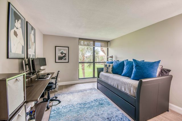 5350 Woodland Lakes Drive 311, Palm Beach Gardens, FL 33418