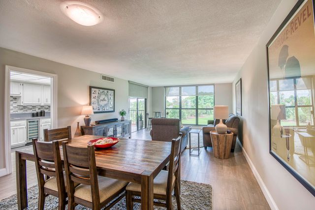 5350 Woodland Lakes Drive 311, Palm Beach Gardens, FL 33418
