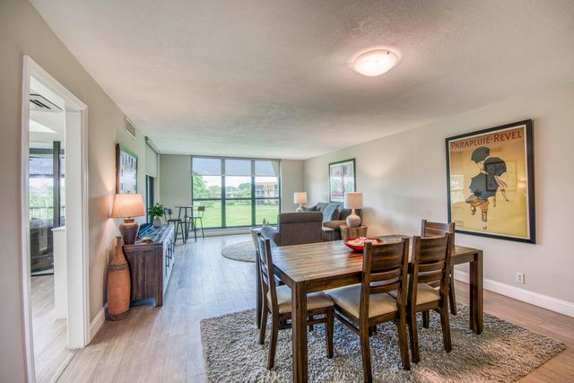 5350 Woodland Lakes Drive 311, Palm Beach Gardens, FL 33418