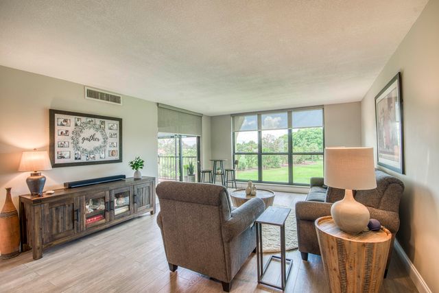 5350 Woodland Lakes Drive 311, Palm Beach Gardens, FL 33418