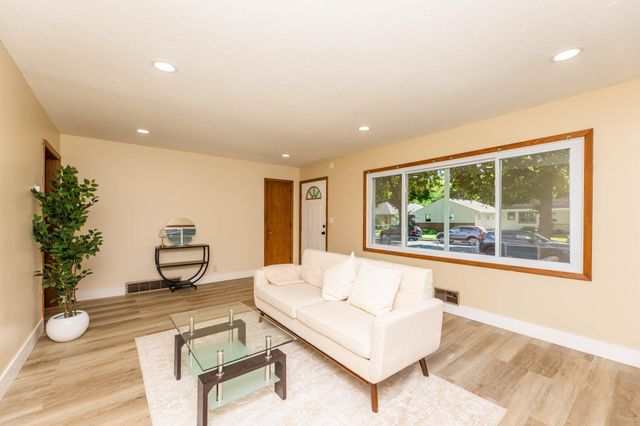 5214 Oliver Avenue N, Minneapolis, MN 55430