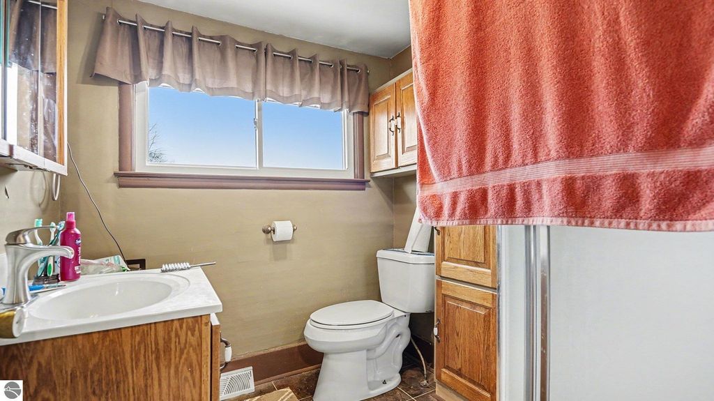 Image 10 of property listing at 124 S State Street, Alma, MI 48801