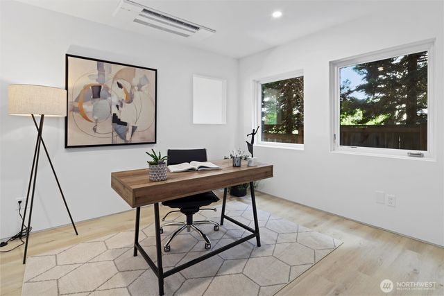 6304 Lakeview Drive, Kirkland, WA 98033