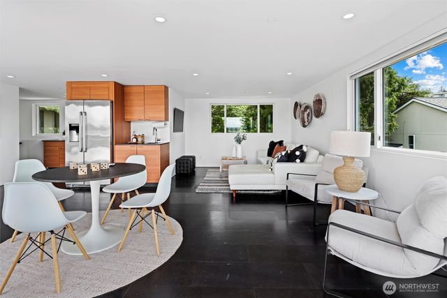 6304 Lakeview Drive, Kirkland, WA 98033