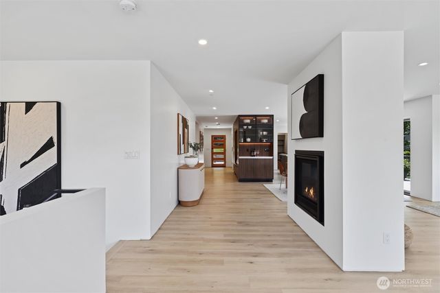 6304 Lakeview Drive, Kirkland, WA 98033