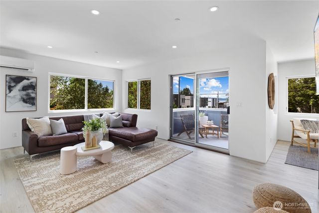 6304 Lakeview Drive, Kirkland, WA 98033