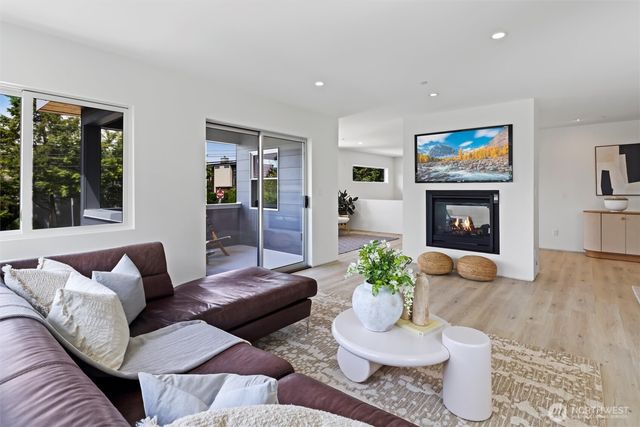 6304 Lakeview Drive, Kirkland, WA 98033