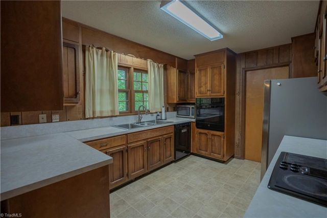 166 Larkspur Lane, Lexington, NC 27292