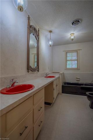 166 Larkspur Lane, Lexington, NC 27292