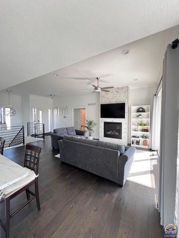 2615 Twin Lakes Dr, Emporia, KS 66801