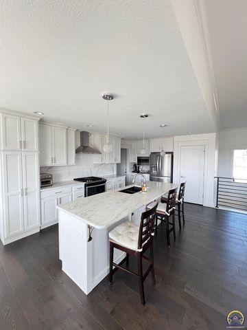 2615 Twin Lakes Dr, Emporia, KS 66801