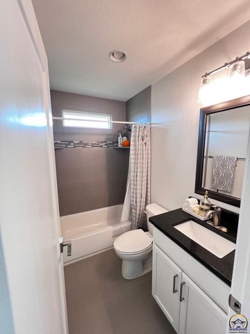 2615 Twin Lakes Dr, Emporia, KS 66801