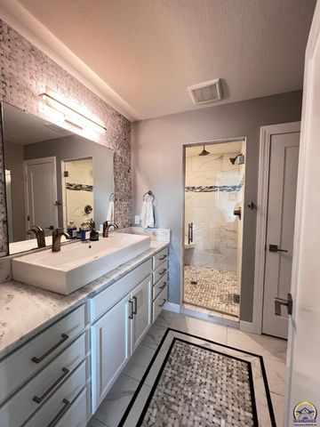 2615 Twin Lakes Dr, Emporia, KS 66801