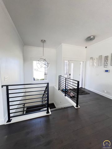 2615 Twin Lakes Dr, Emporia, KS 66801