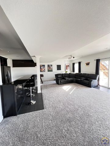 2615 Twin Lakes Dr, Emporia, KS 66801