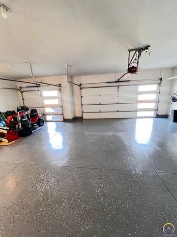 2615 Twin Lakes Dr, Emporia, KS 66801