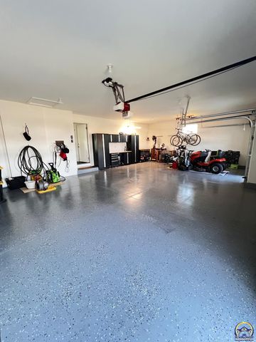 2615 Twin Lakes Dr, Emporia, KS 66801