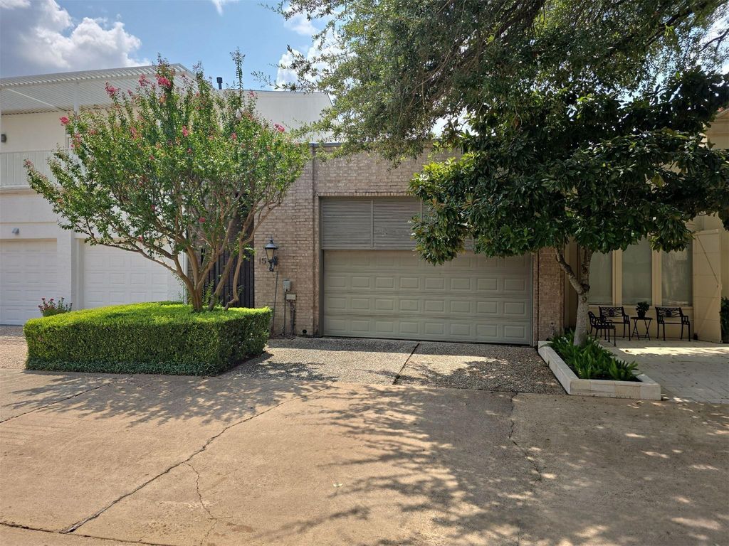 10 S Briar Hollow Lane 15, Houston, TX 77027