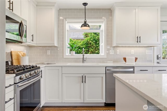 6825 Linden Avenue N, Seattle, WA 98103