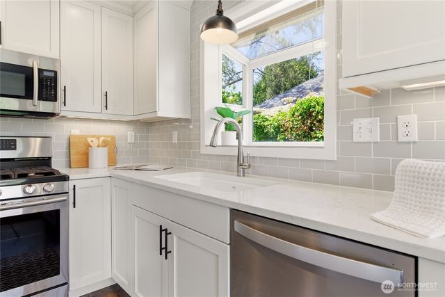6825 Linden Avenue N, Seattle, WA 98103