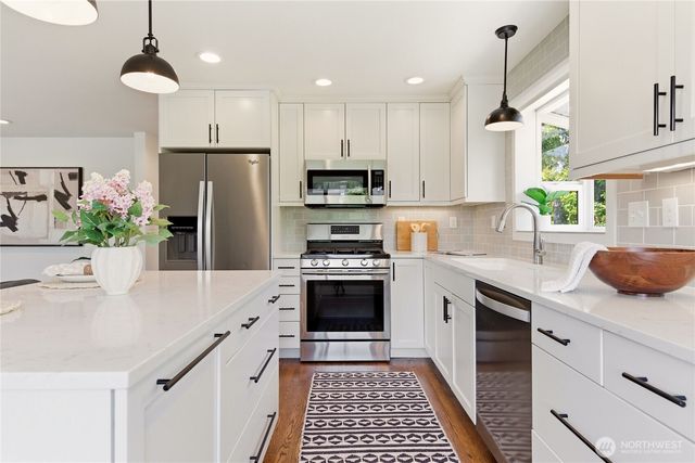 6825 Linden Avenue N, Seattle, WA 98103