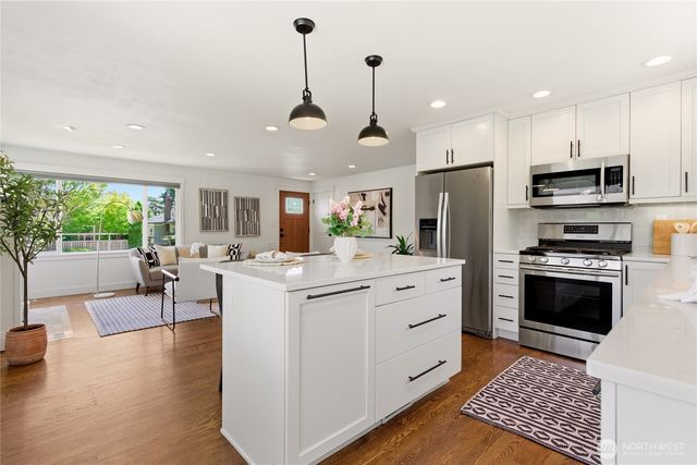 6825 Linden Avenue N, Seattle, WA 98103