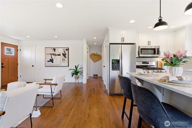 6825 Linden Avenue N, Seattle, WA 98103