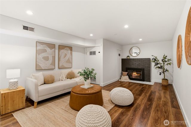 6825 Linden Avenue N, Seattle, WA 98103