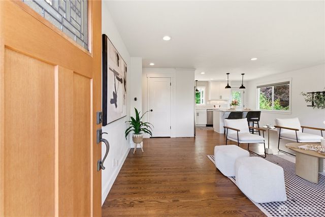 6825 Linden Avenue N, Seattle, WA 98103