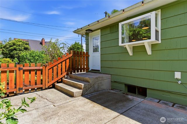 6825 Linden Avenue N, Seattle, WA 98103