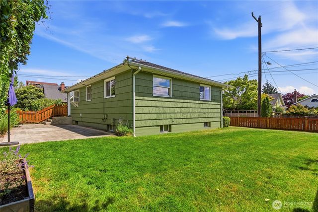 6825 Linden Avenue N, Seattle, WA 98103